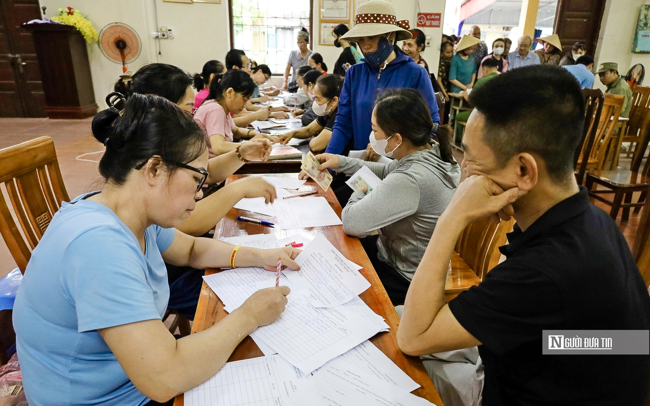 Hà Nội: Người dân phấn khởi nhận quà Tết Độc lập- Ảnh 13. Hà Nội: Người dân phấn khởi nhận quà Tết Độc lập- Ảnh 13.