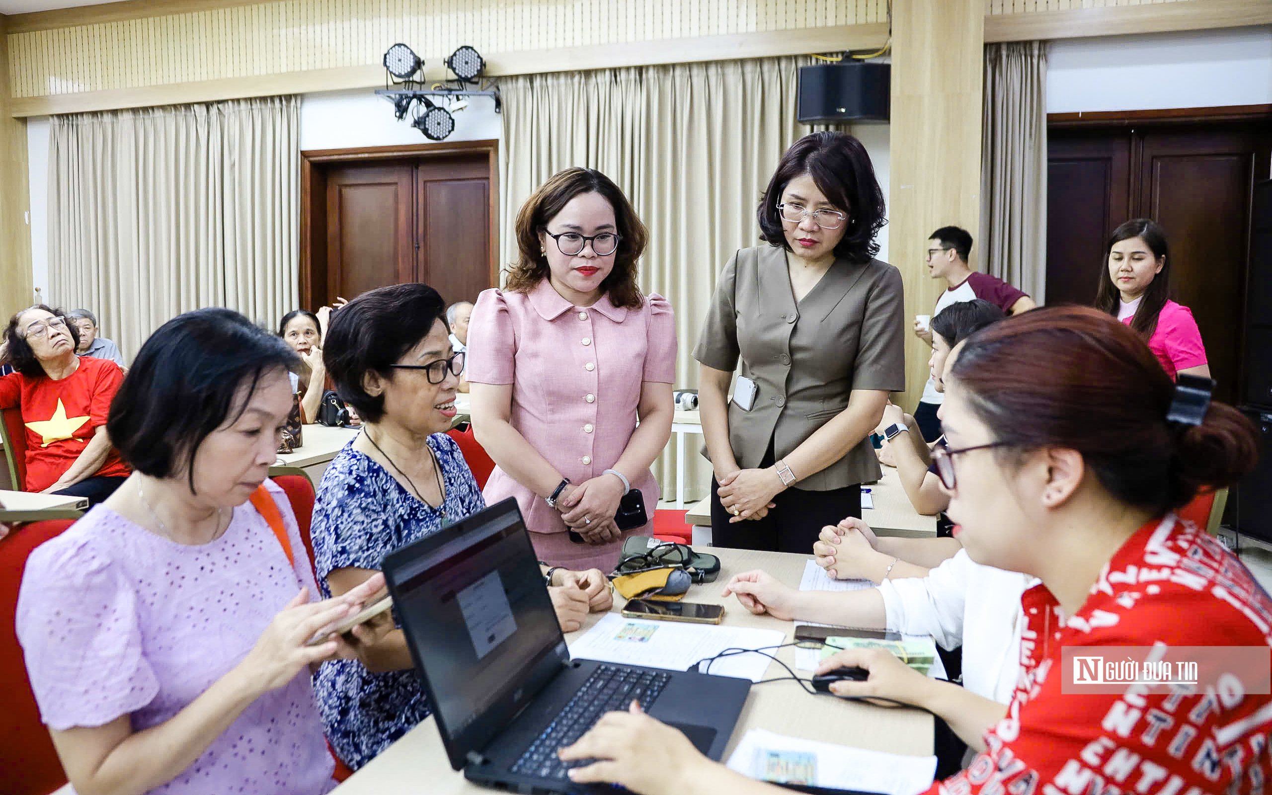 Hà Nội: Người dân phấn khởi nhận quà Tết Độc lập- Ảnh 1. Hà Nội: Người dân phấn khởi nhận quà Tết Độc lập- Ảnh 1.