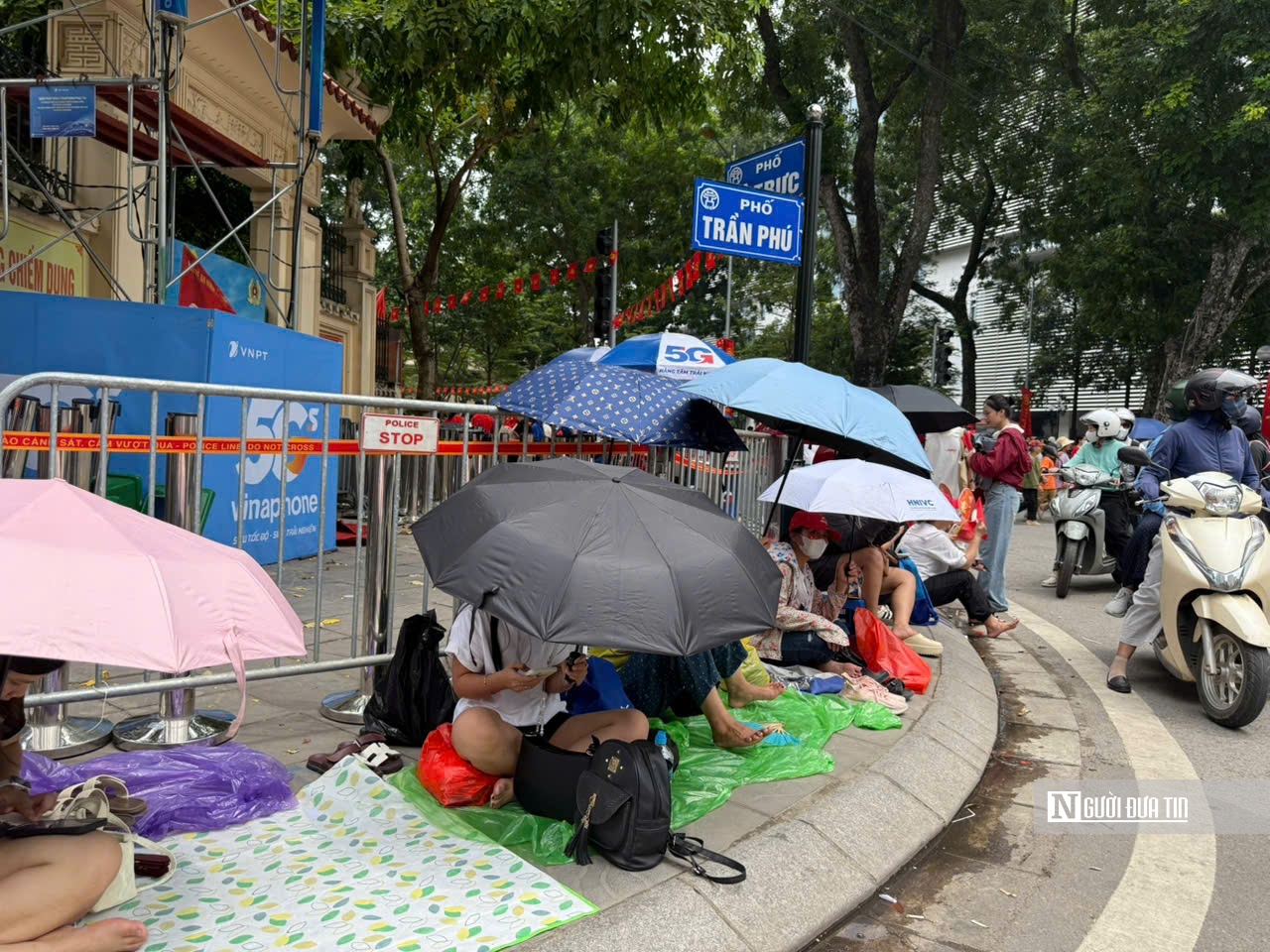 Hàng nghìn người cắm trại, đội mưa giữ chỗ xem diễu binh, diễu hành A80- Ảnh 8. Hàng nghìn người cắm trại, đội mưa giữ chỗ xem diễu binh, diễu hành A80- Ảnh 8.