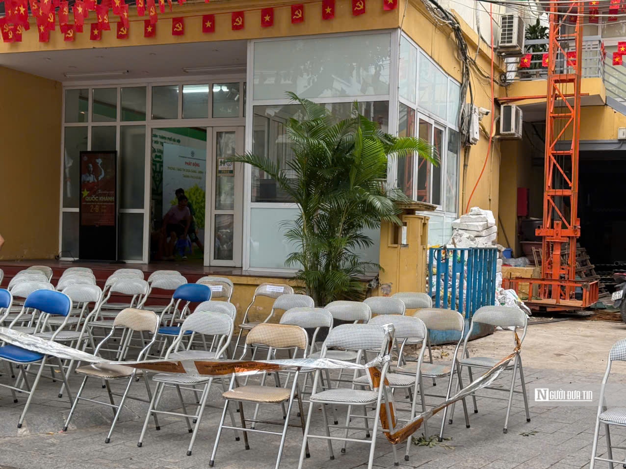 Hàng nghìn người cắm trại, đội mưa giữ chỗ xem diễu binh, diễu hành A80- Ảnh 13. Hàng nghìn người cắm trại, đội mưa giữ chỗ xem diễu binh, diễu hành A80- Ảnh 13.