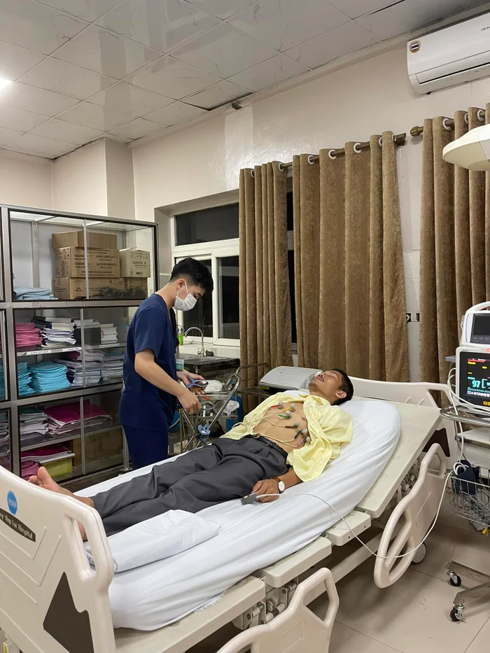Đội trưởng Tạ của "Mưa đỏ" bất ngờ nhập viện khiến khán giả lo lắng- Ảnh 2. Đội trưởng Tạ của "Mưa đỏ" bất ngờ nhập viện khiến khán giả lo lắng- Ảnh 2.