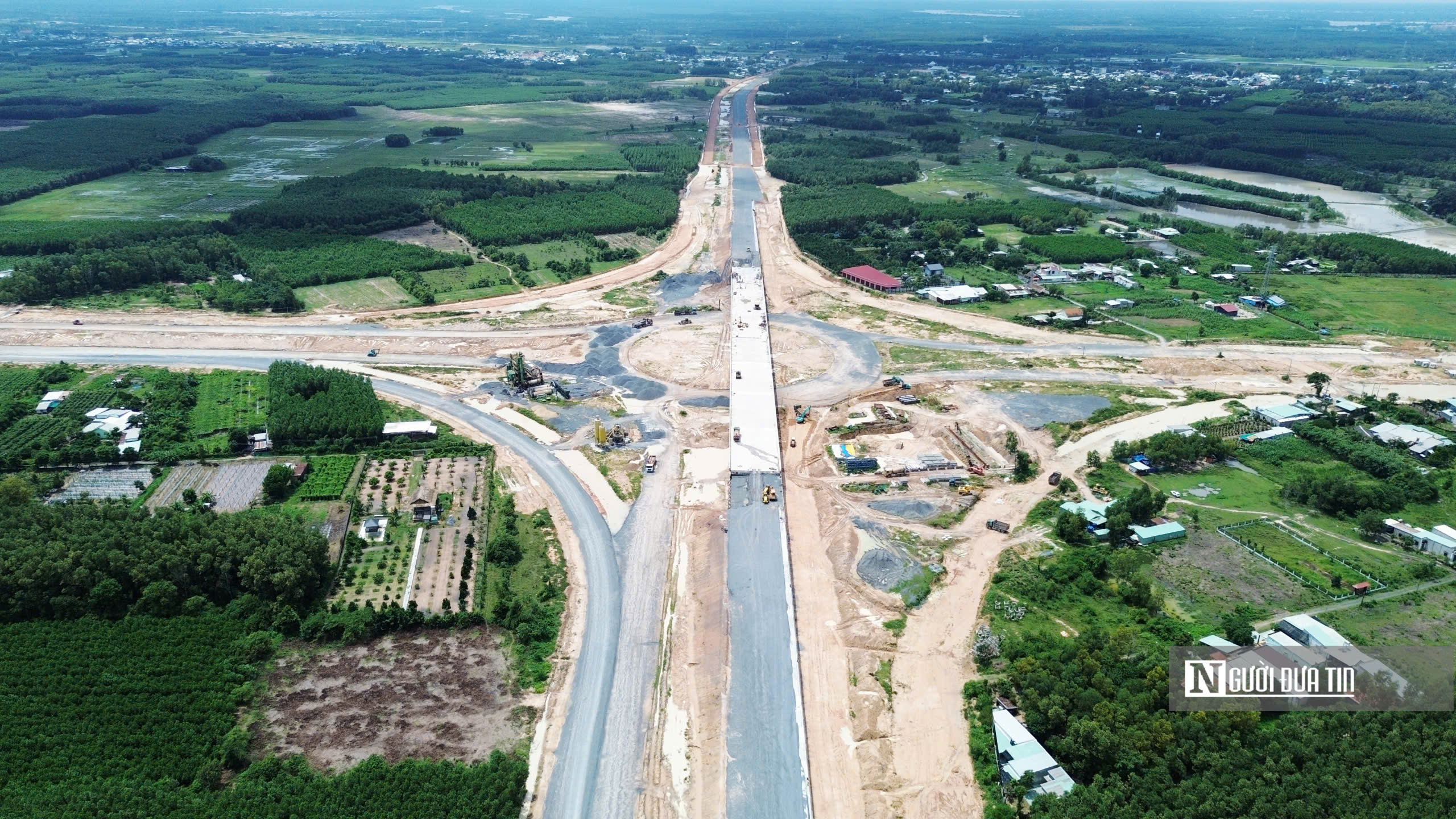 Chủ tịch tỉnh Đồng Nai phê bình chậm tiến độ 2 dự án giao thông trọng điểm - Ảnh 1.