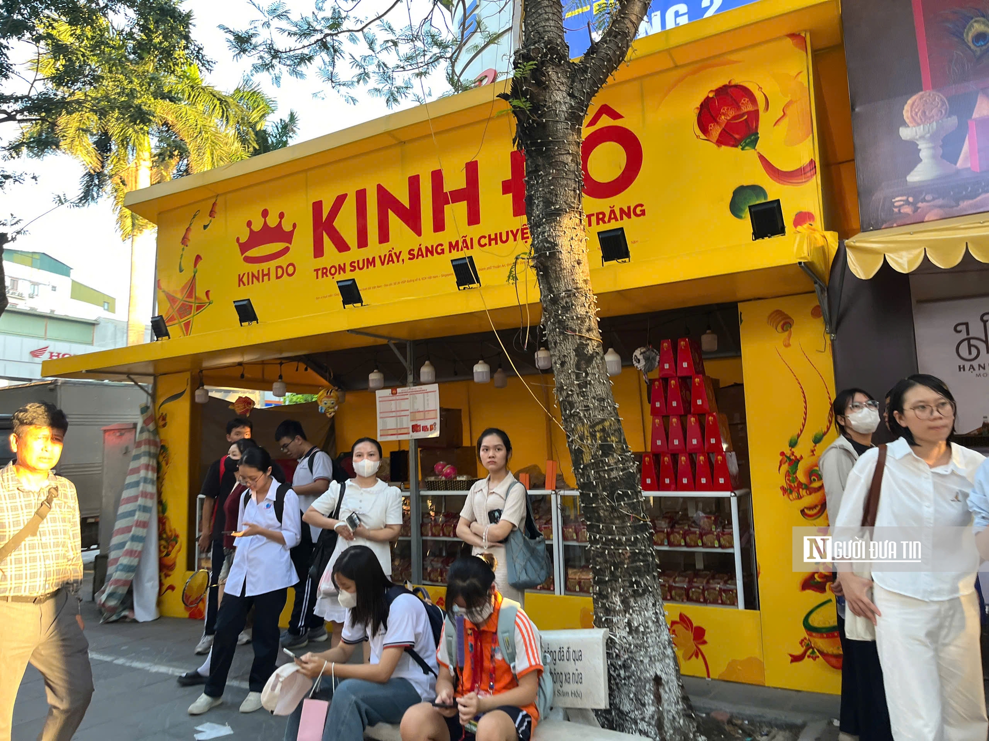 Bánh Trung thu xa xỉ tiền triệu "đổ bộ" thị trường - Ảnh 4. Bánh Trung thu xa xỉ tiền triệu "đổ bộ" thị trường - Ảnh 4.
