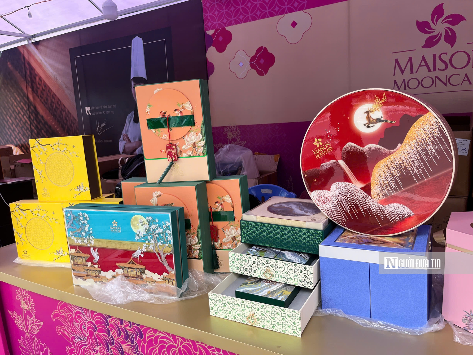 Bánh Trung thu xa xỉ tiền triệu "đổ bộ" thị trường - Ảnh 12. Bánh Trung thu xa xỉ tiền triệu "đổ bộ" thị trường - Ảnh 12.