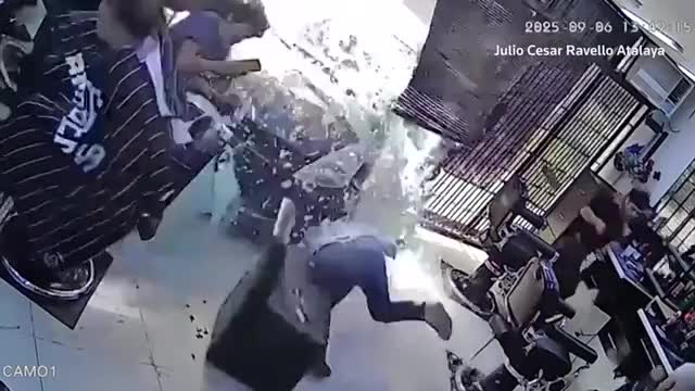 Tai nạn kinh hoàng: Ô tô đâm thẳng vào tiệm cắt tóc, hai người bị thương - Ảnh 1. Tai nạn kinh hoàng: Ô tô đâm thẳng vào tiệm cắt tóc, hai người bị thương - Ảnh 1.