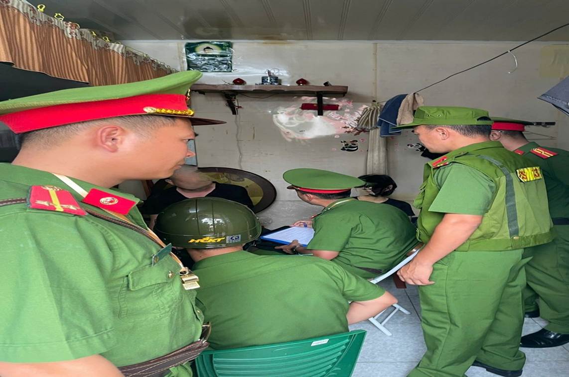 Mâu thuẫn tình cảm, nam thanh niên hành hung cô gái và đe dọa đốt nhà - Ảnh 1.