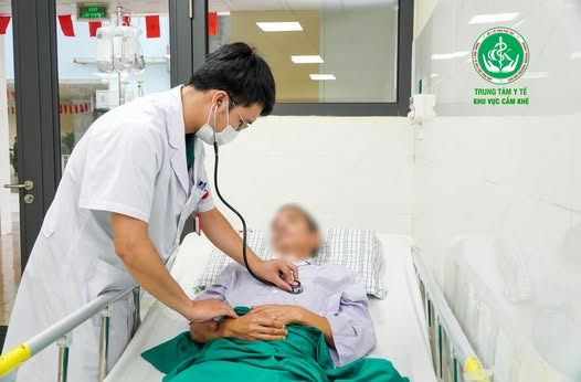 Thấy nhà hàng xóm nửa đêm không đóng cửa, sang kiểm tra thì phát hiện điều bàng hoàng - Ảnh 1.