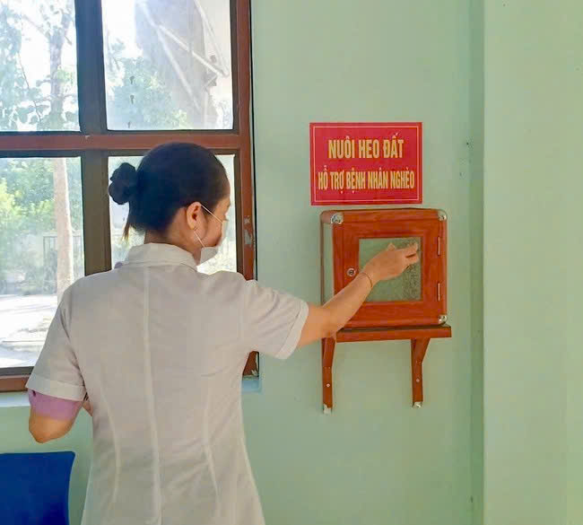 Hành động ý nghĩa của cán bộ y tế đối với bệnh nhân nghèo - Ảnh 2.