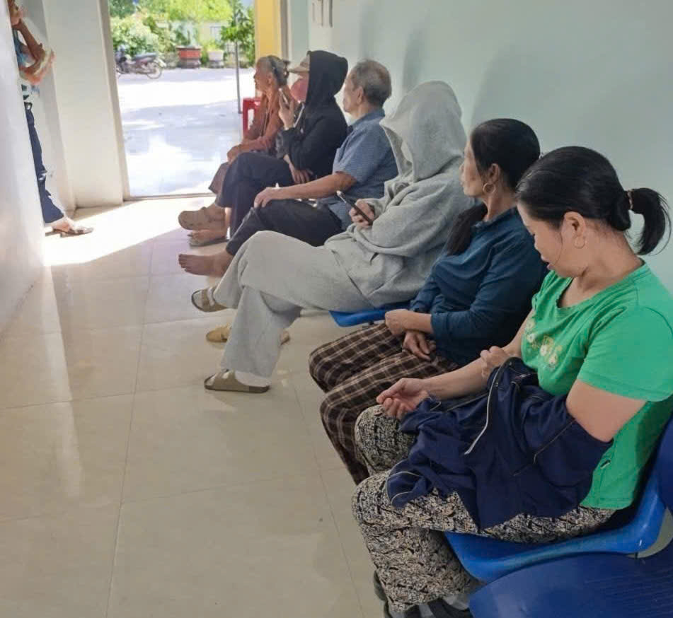 Hành động ý nghĩa của cán bộ y tế đối với bệnh nhân nghèo - Ảnh 1.