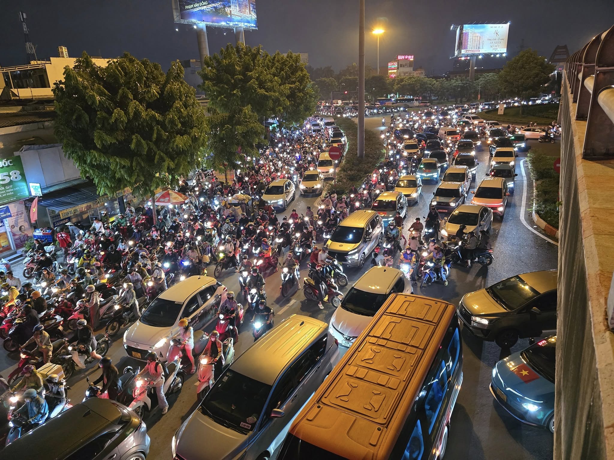 Ùn tắc nghiêm trọng sau khi đóng cầu Bình Triệu 1, Tp.HCM tung loạt giải pháp cấp tốc - Ảnh 1.