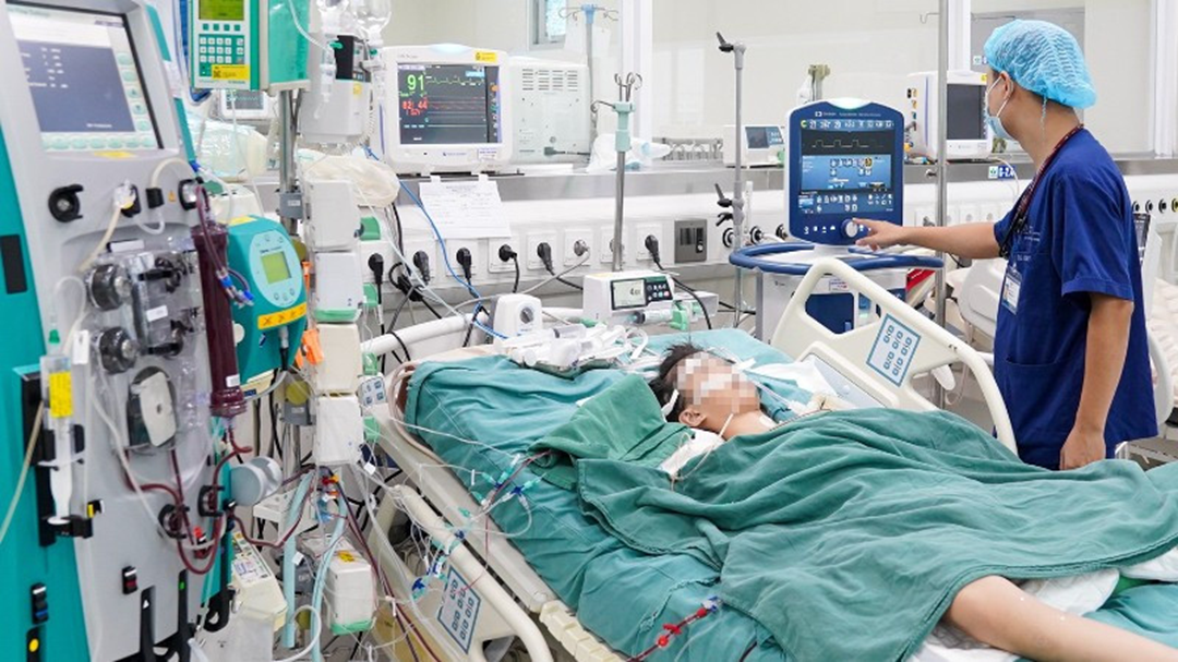 Tưởng siro ngon miệng, bé gái 10 tuổi nhặt lên uống không ngờ thuốc diệt chuột - Ảnh 1.