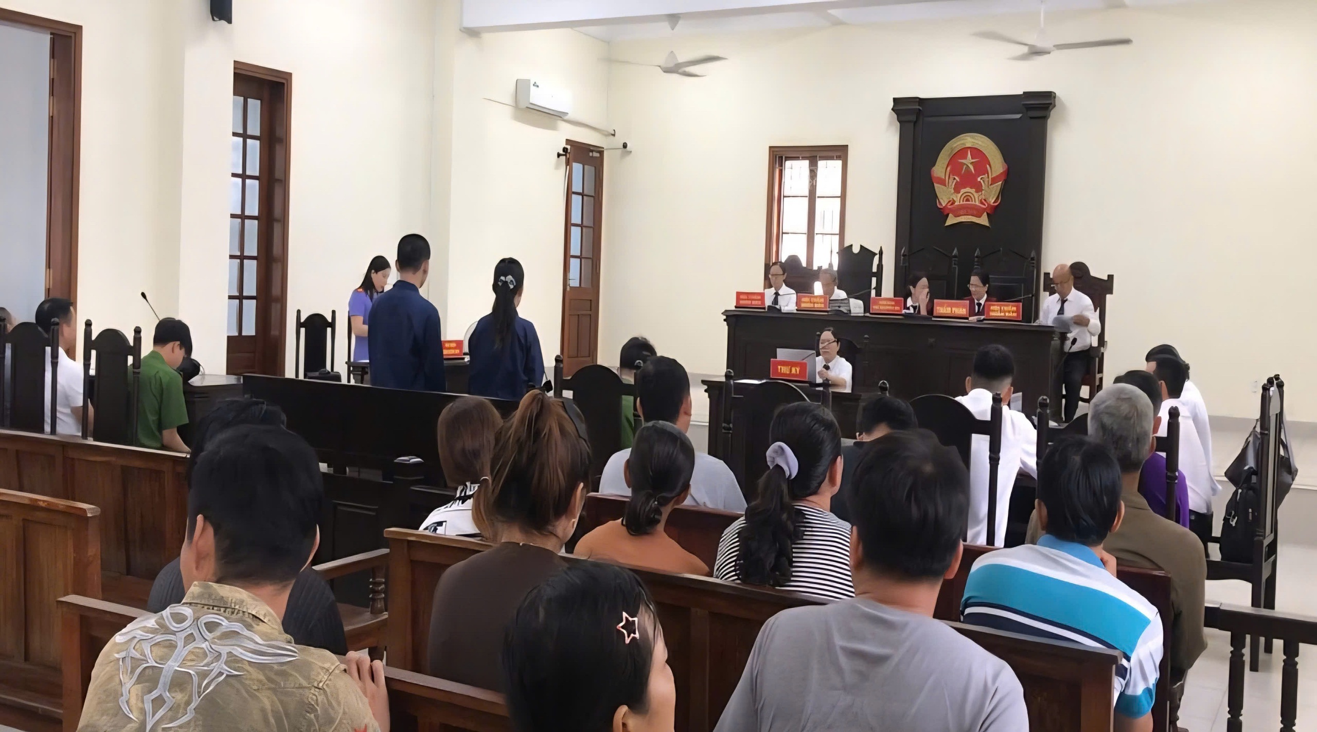 Hai bị cáo lĩnh 15 năm tù vì chiếm đoạt hàng tỷ qua hình thức vay trả góp - Ảnh 2.