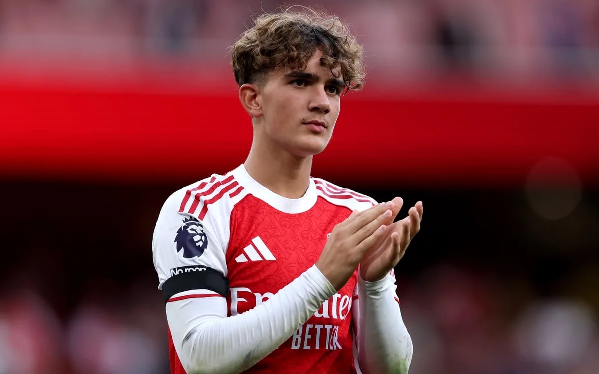 Thần đồng 15 tuổi của Arsenal được ca ngợi hết lời - Ảnh 1.