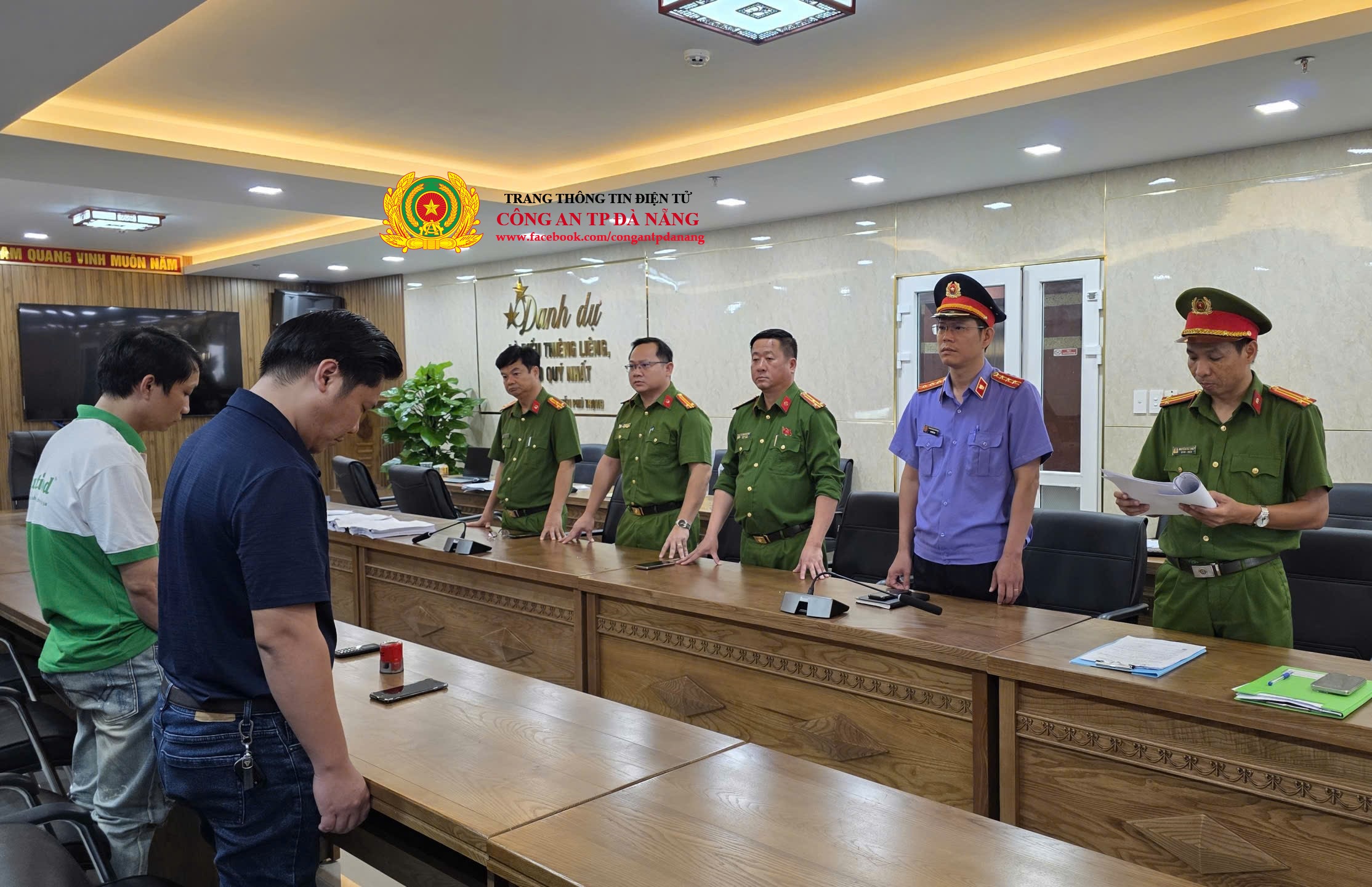 Bắt nhóm đối tượng lập doanh nghiệp sản xuất, tiêu thụ hàng chục ngàn hũ nước yến chưng giả trên cả nước - Ảnh 1.