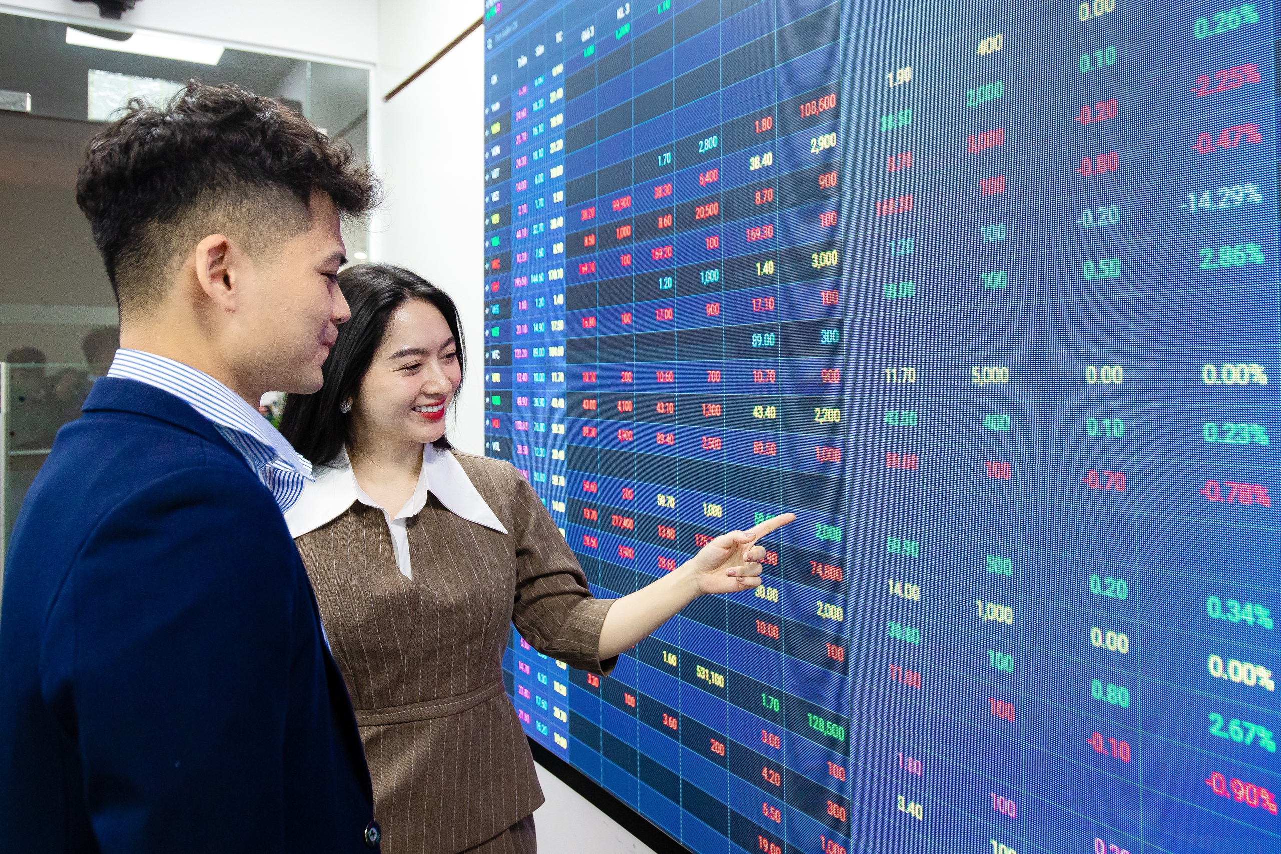 Bộ Tài chính tháo nút thắt, mở “cửa” cho vốn quốc tế vào thị trường chứng khoán Việt Nam - Ảnh 1.