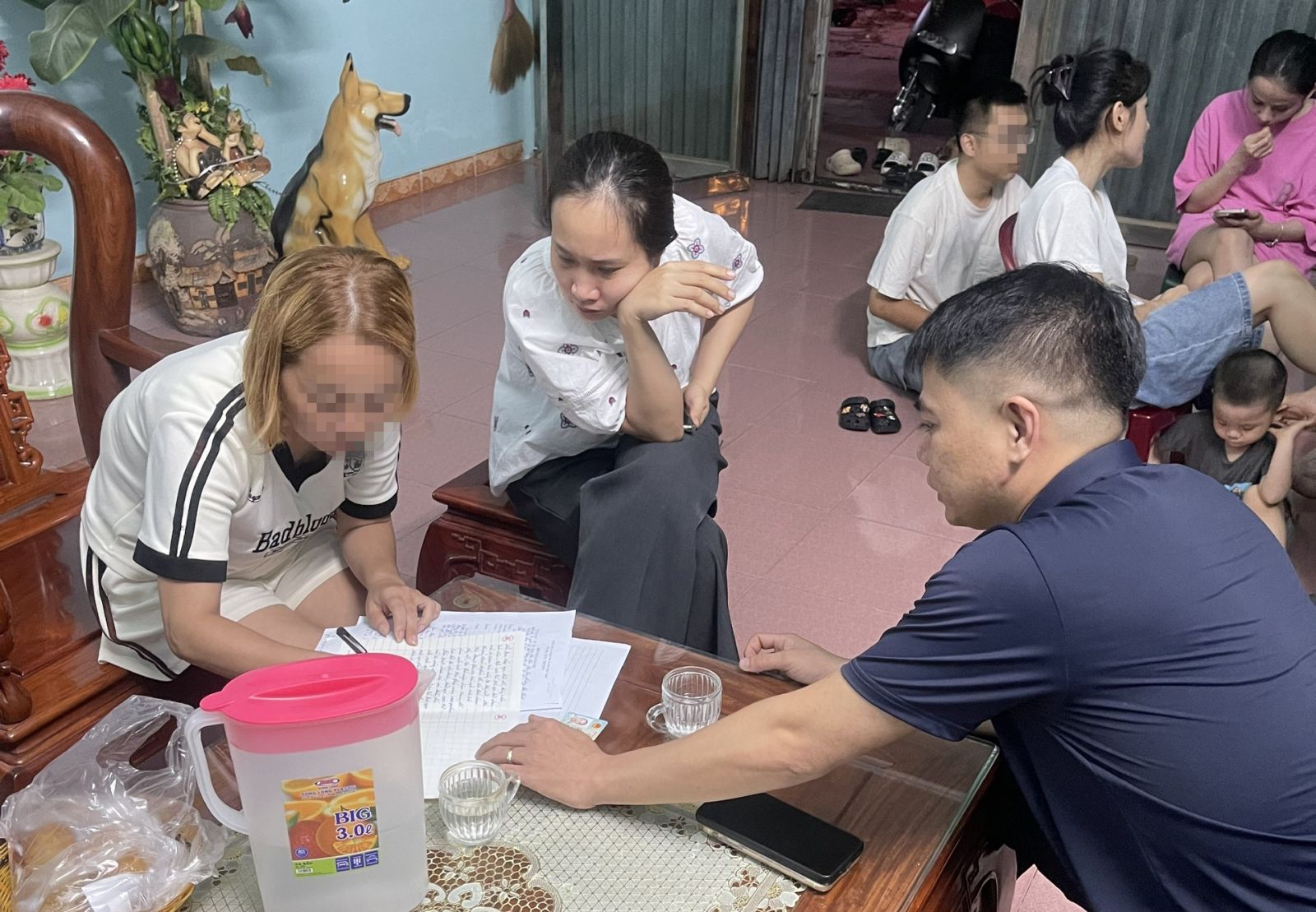 Bất chấp sự khuyên ngăn của gia đình, cô gái 22 tuổi vẫn nghe lời dụ dỗ của đối tượng lừa đảo - Ảnh 1.