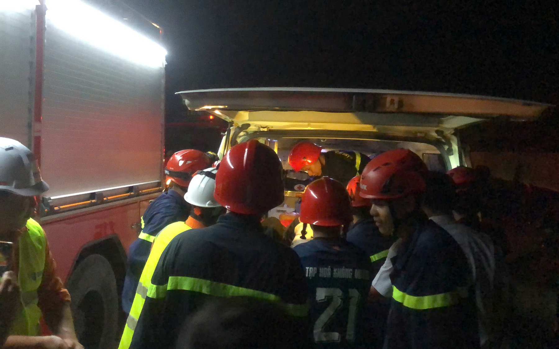 Ô tô 7 chỗ "lao như tên bắn" tông xe máy rồi đâm gãy trụ điện, 3 người bị thương - Ảnh 2.