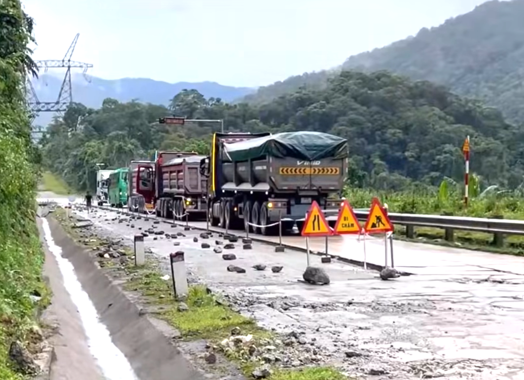 Kinh phí duy tu hạn hẹp, lưu lượng xe gia tăng khiến mặt đường đèo Lò Xo hư hỏng nhanh chóng?- Ảnh 1.