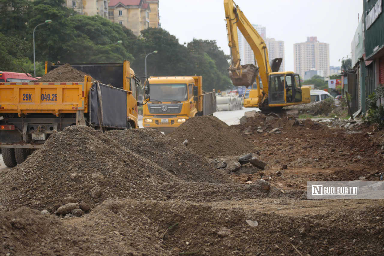 Hà Nội: Di chuyển hệ thống điện, nước, viễn thông phục vụ thi công đường Vành đai 2,5- Ảnh 4. Hà Nội: Di chuyển hệ thống điện, nước, viễn thông phục vụ thi công đường Vành đai 2,5- Ảnh 4.
