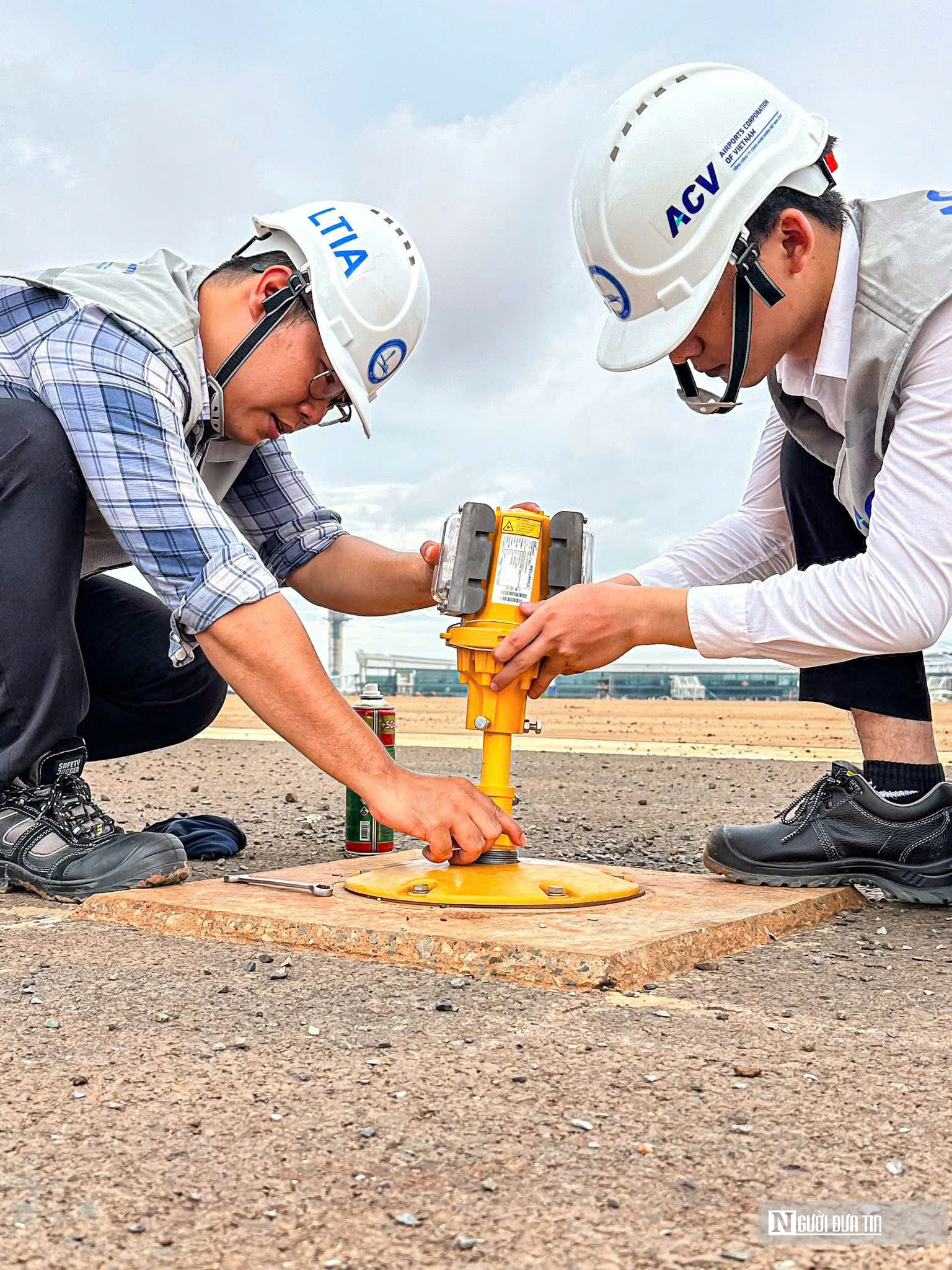 Lắp hệ thống đèn lề, đèn tiếp cận đường băng số 1 Sân bay Long Thành phục vụ bay hiệu chuẩn - Ảnh 1.