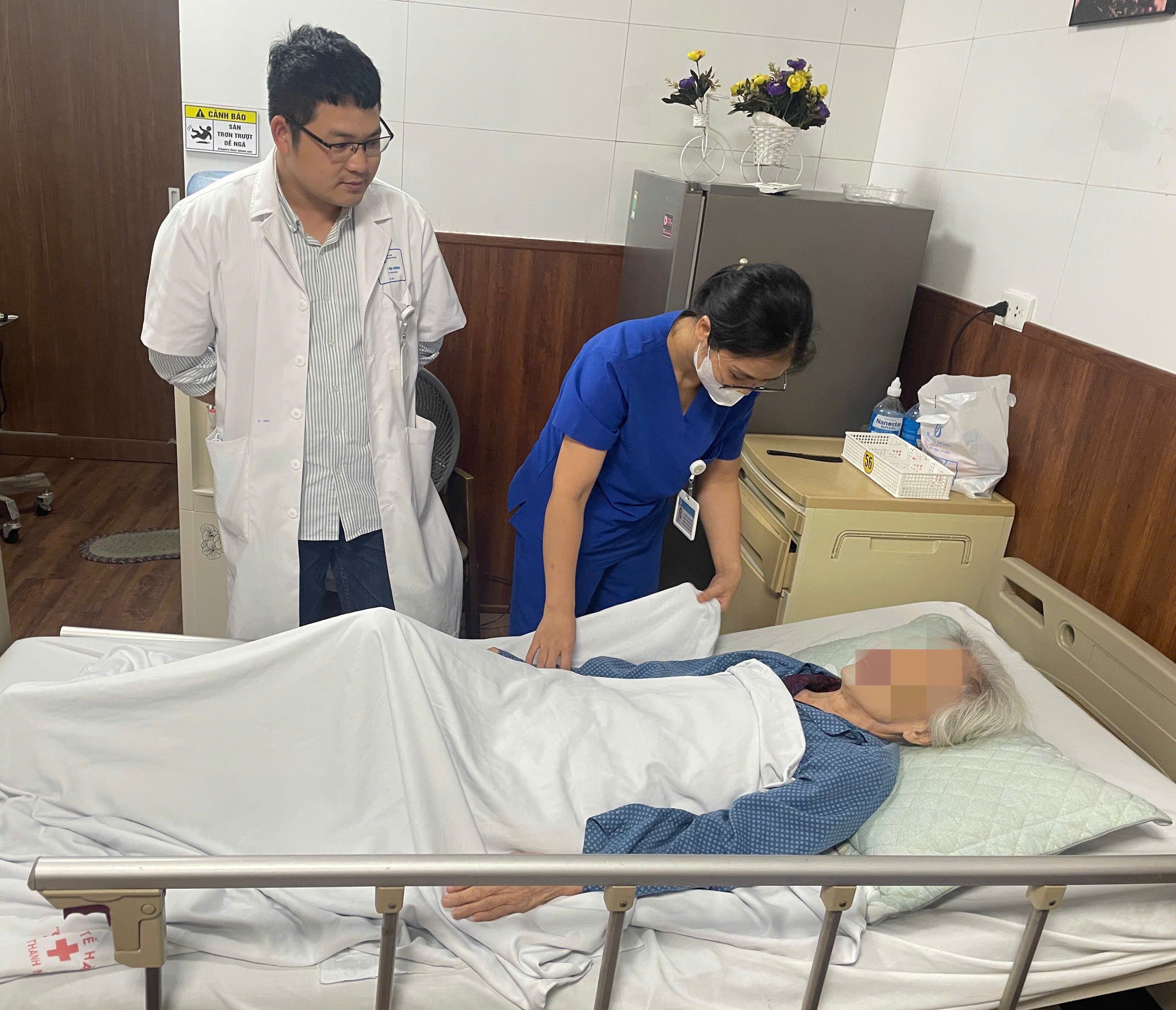Suýt mất bàn chân vì một vết xước nhỏ- Ảnh 1. Suýt mất bàn chân vì một vết xước nhỏ- Ảnh 1.