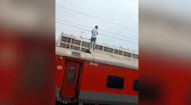 Đứng trên nóc tàu hỏa, người đàn ông bị điện giật tử vong - Ảnh 1.