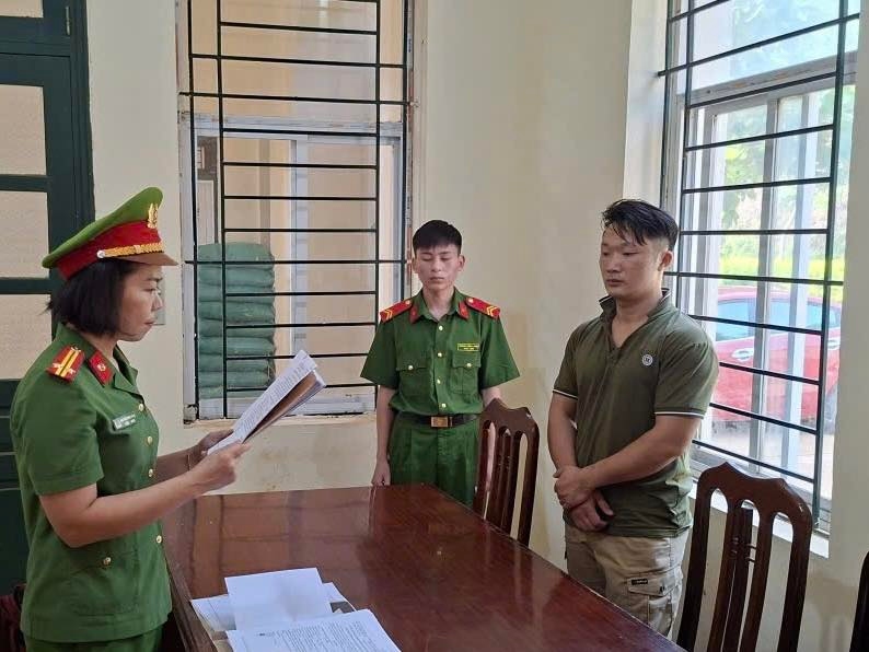 Uống rượu say đâm 2 người tử vong, tài xế ô tô bị khởi tố - Ảnh 1.