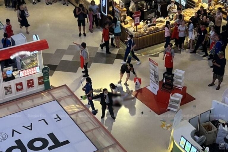 Bị bắt quả tang quay lén dưới váy phụ nữ, tên biến thái nhảy khỏi tầng 4 - Ảnh 1.