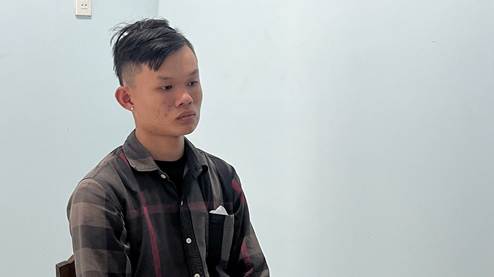 Khởi tố nam thanh niên mang mã tấu đi trả thù, ‘chém nhầm’ người khác - Ảnh 1.