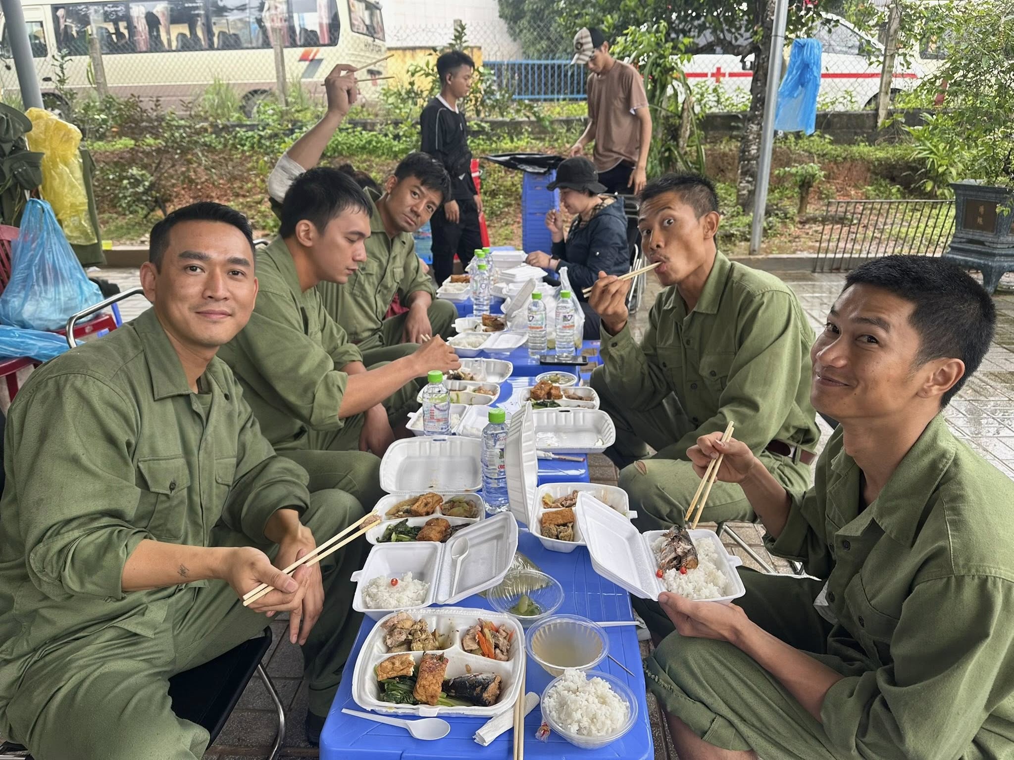 Hứa Vĩ Văn và câu chuyện chưa kể trước khi vào phim "Mưa đỏ": Nén tâm nhang gửi người cậu ruột liệt sĩ- Ảnh 5. Hứa Vĩ Văn và câu chuyện chưa kể trước khi vào phim "Mưa đỏ": Nén tâm nhang gửi người cậu ruột liệt sĩ- Ảnh 5.