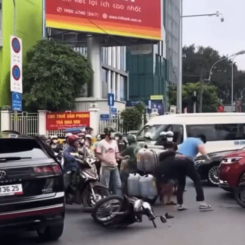 Xác minh clip người đàn ông đi ô tô hành hung cụ ông giữa đường- Ảnh 1.