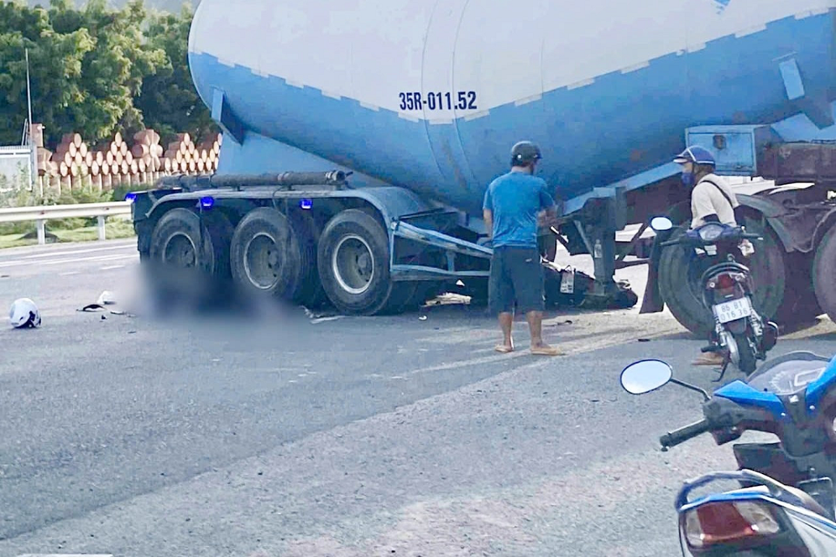Xe máy lọt thỏm dưới gầm xe đầu kéo, 2 người tử vong tại chỗ- Ảnh 1. Xe máy lọt thỏm dưới gầm xe đầu kéo, 2 người tử vong tại chỗ- Ảnh 1.
