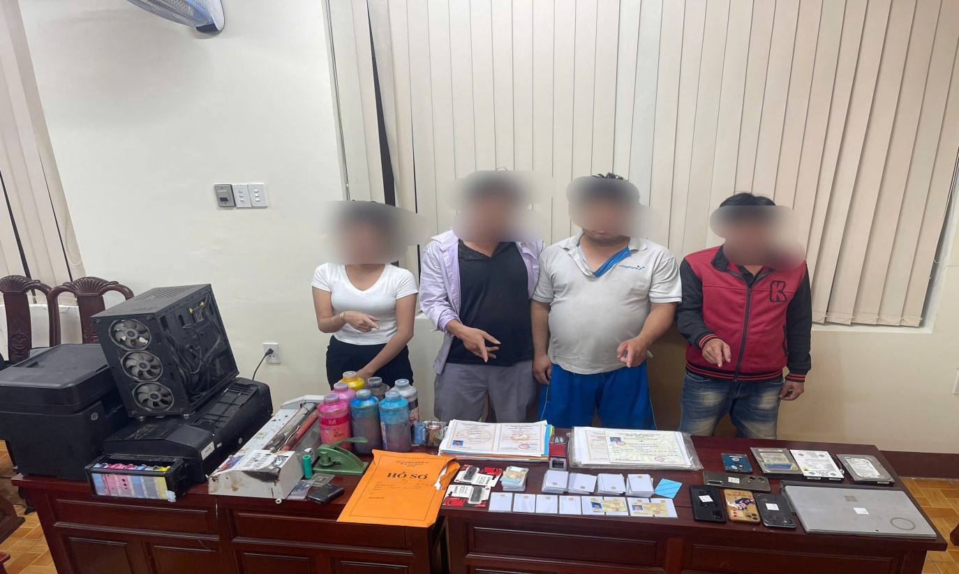 Triệt phá nhóm đối tượng làm giả sổ đỏ, giấy phép lái xe, bằng cấp các loại- Ảnh 1.