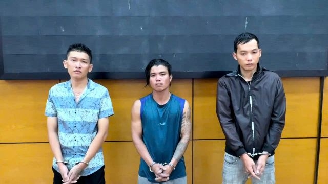 Bắt 3 đối tượng giả danh công an để cướp tài sản- Ảnh 1.