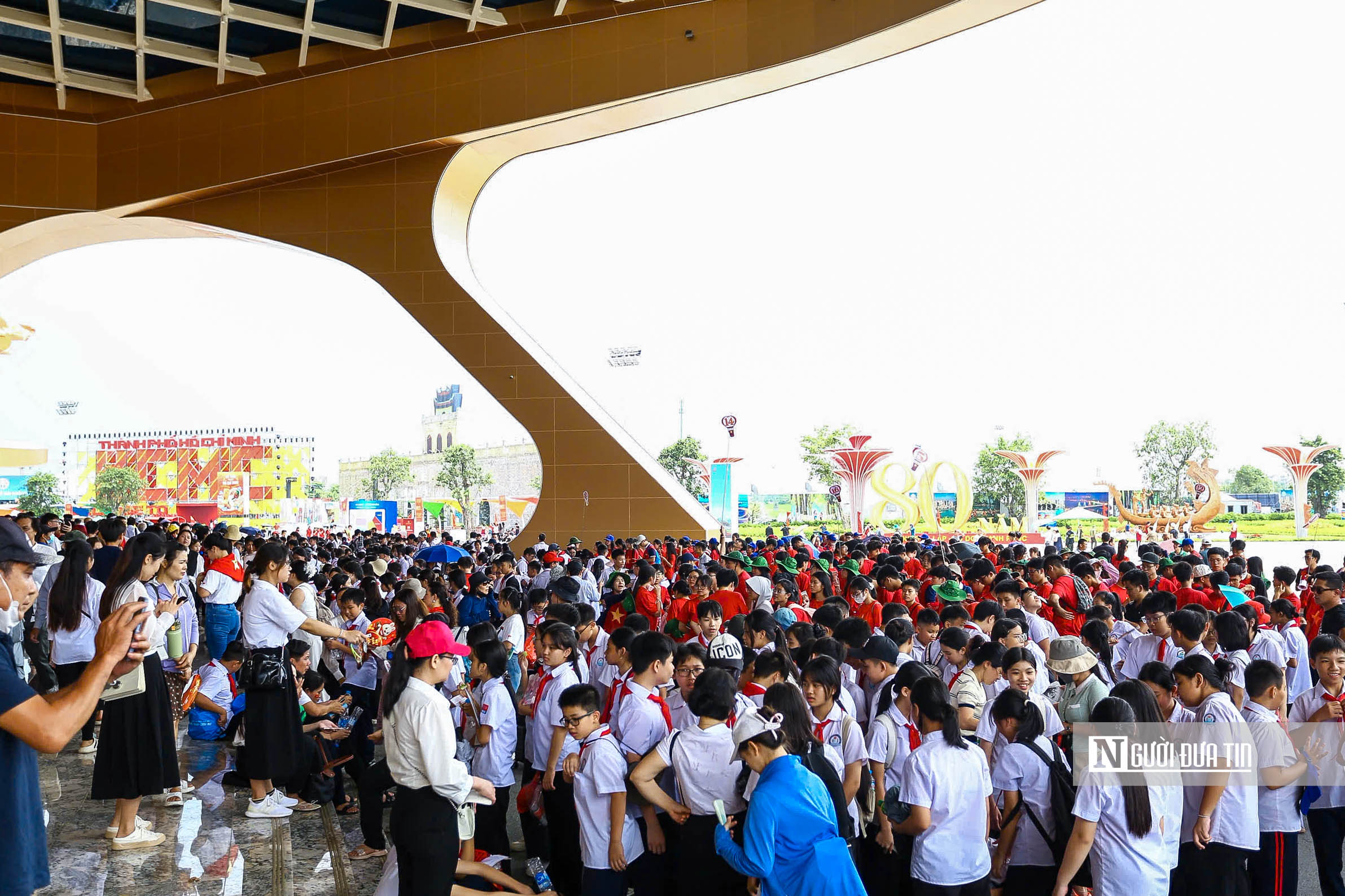 Hàng nghìn người dân đổ về triển lãm thành tựu đất nước trong ngày cuối cùng mở cửa - Ảnh 2.