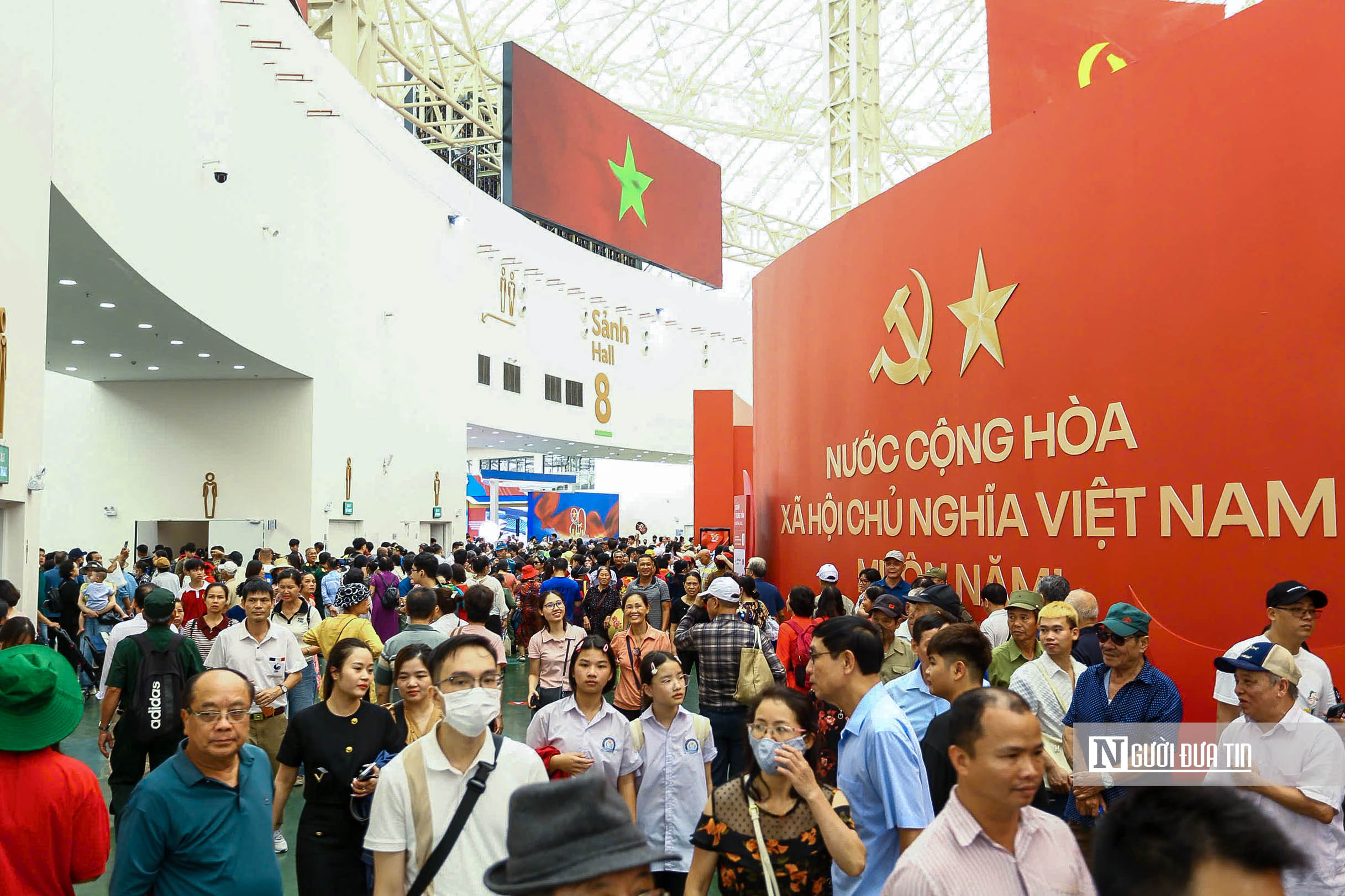 Hàng nghìn người dân đổ về triển lãm thành tựu đất nước trong ngày cuối cùng mở cửa - Ảnh 3.