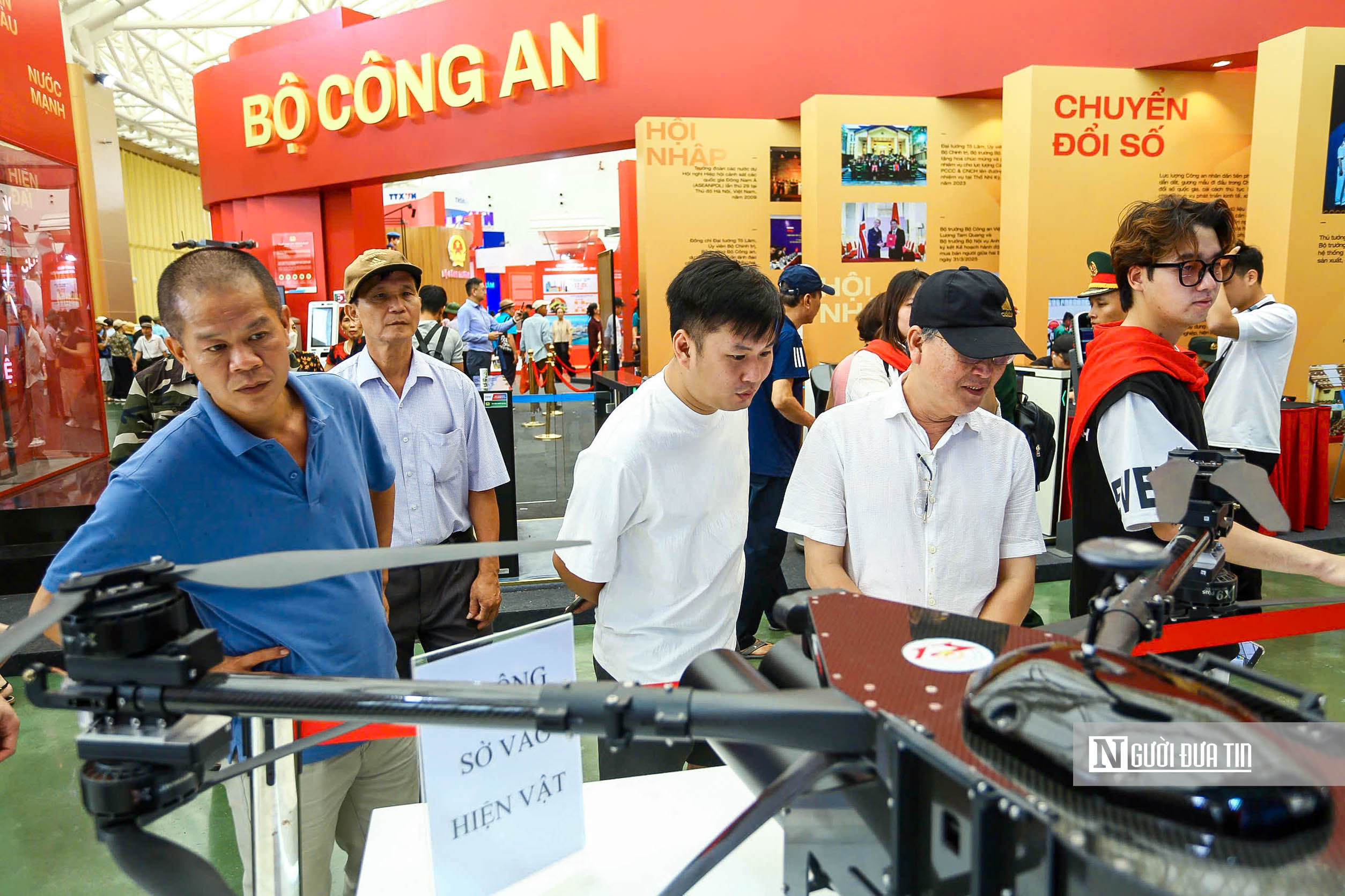 Hàng nghìn người dân đổ về triển lãm thành tựu đất nước trong ngày cuối cùng mở cửa - Ảnh 8.