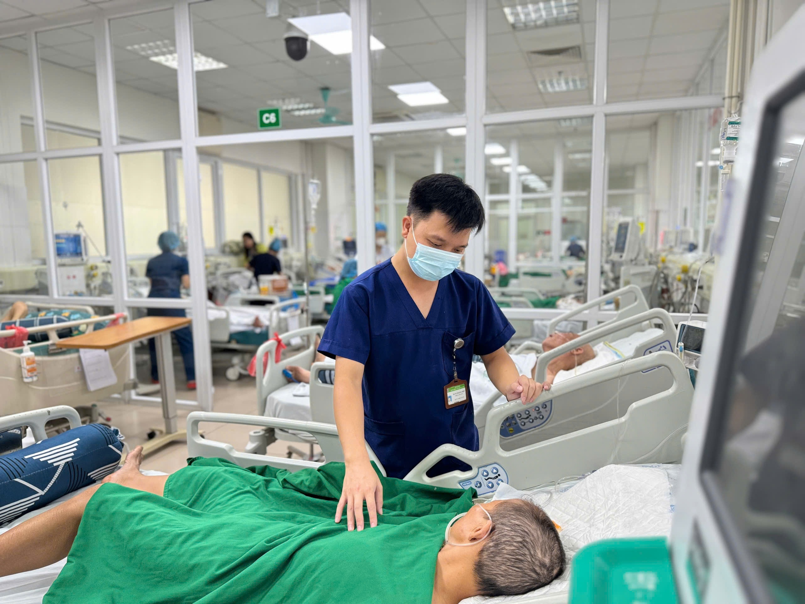 Hai bệnh nhân thoát cửa tử nhờ phát hiện kịp thời sốt mò- Ảnh 1.