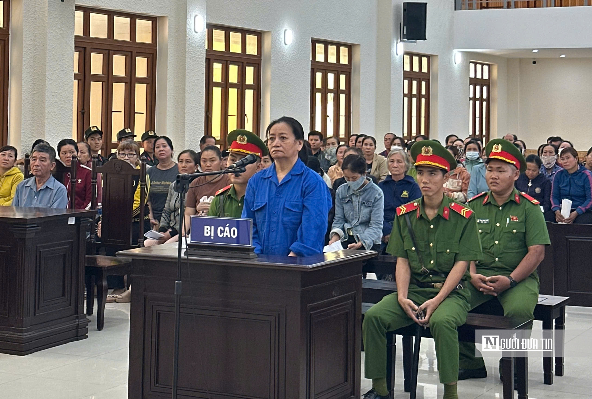 Lâm Đồng: Xét xử nữ bị cáo chiếm đoạt hơn 117 tỷ đồng từ các dây huê, khiến hàng trăm người dân lao đao - Ảnh 2.