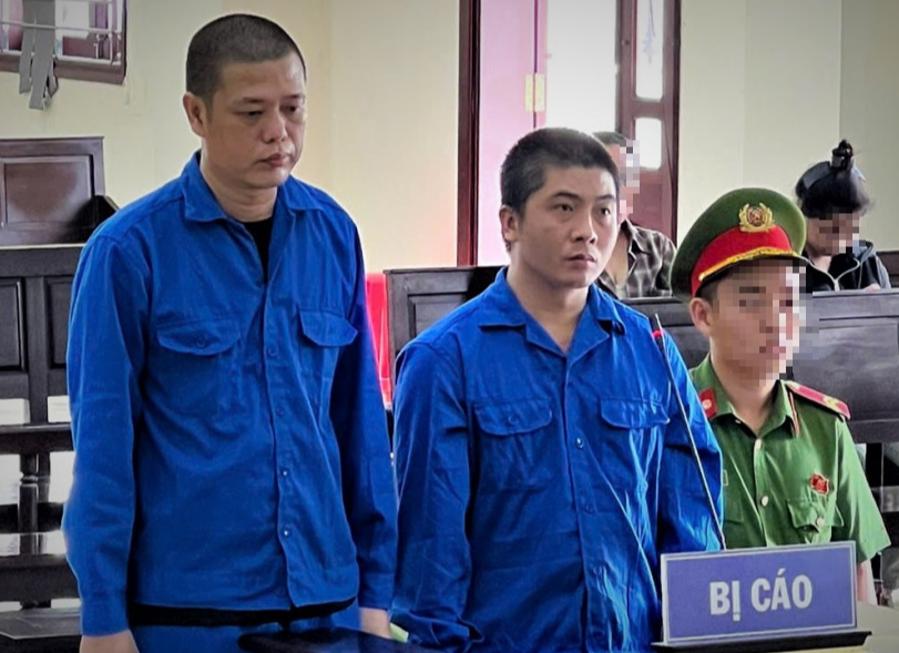 Cướp giật dây chuyền vàng 4 lượng khiến nạn nhân thương tật 74%, 2 bị cáo hầu tòa- Ảnh 1.