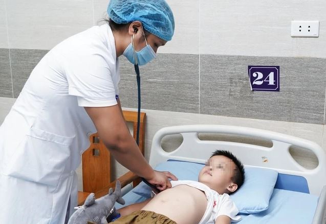 Bé trai nôn ra dịch nâu đen, đi khám, gia đình choáng váng khi biết lý do - Ảnh 1.