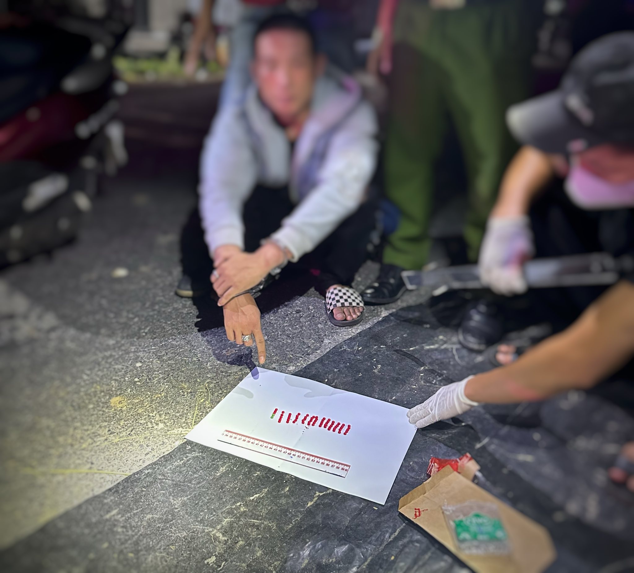 Bắt đối tượng mang theo 65 viên hồng phiến, khám xét nơi ở lộ ra hơn 900 viên khác- Ảnh 1.