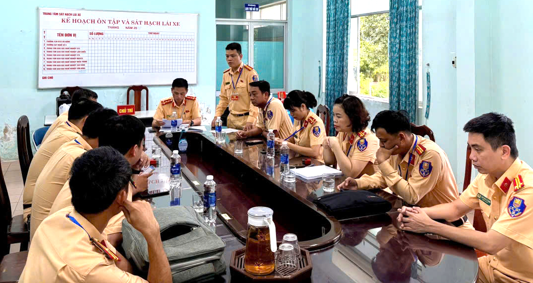 Vượt khó để phục vụ nhân dân trong công tác sát hạch, cấp giấy phép lái xe tại Đà Nẵng- Ảnh 4.