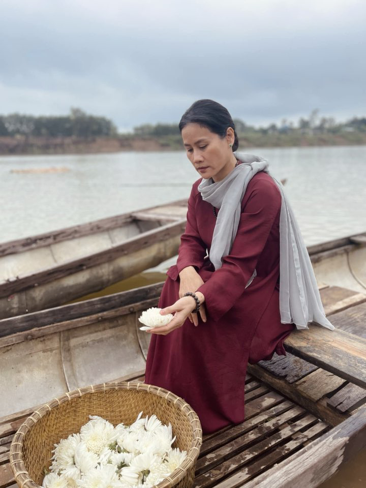 Hai người mẹ trong Mưa đỏ: Giống nhau từ trong phim đến đời thực, cùng tên, cùng tuổi và cùng một nỗi đau - Ảnh 12.