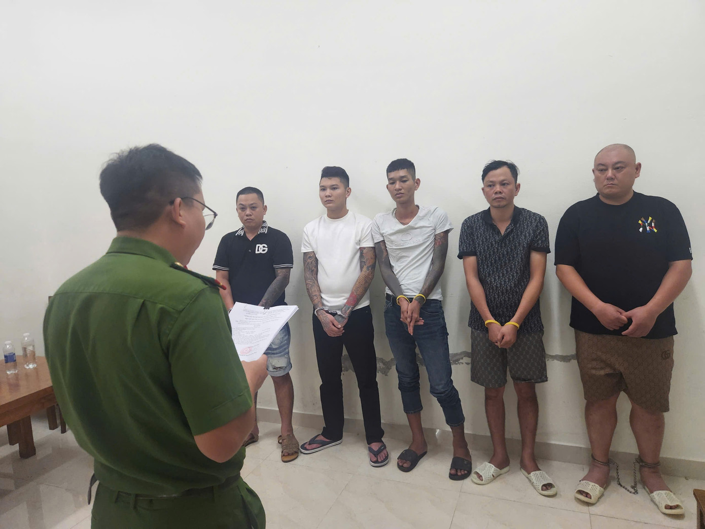 Công an phối hợp giải cứu 2 người nước ngoài bị khống chế, đánh đập, ép gia đình chuyển tiền- Ảnh 1.