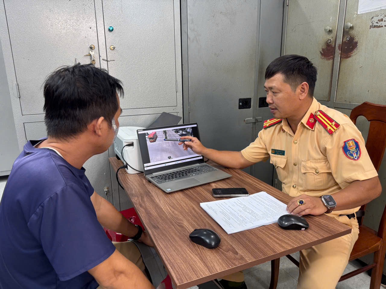 Phòng Cảnh sát giao thông Công an tỉnh Gia Lai lập biên bản xử lý tài xế của nhà xe Tân Quang Dũng đi vào đường cấm