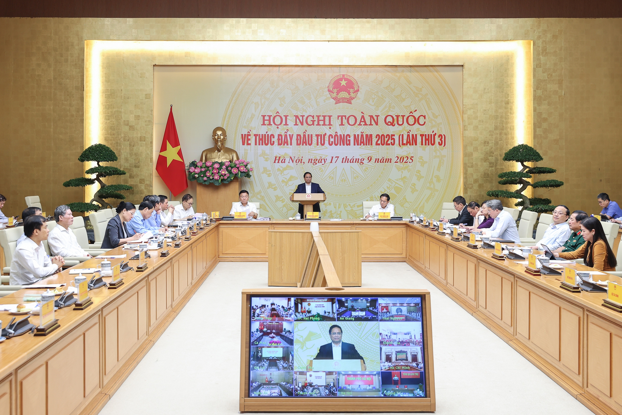 Thủ tướng: Xử lý cán bộ yếu kém, tiêu cực trong giải ngân vốn đầu tư công - Ảnh 2.