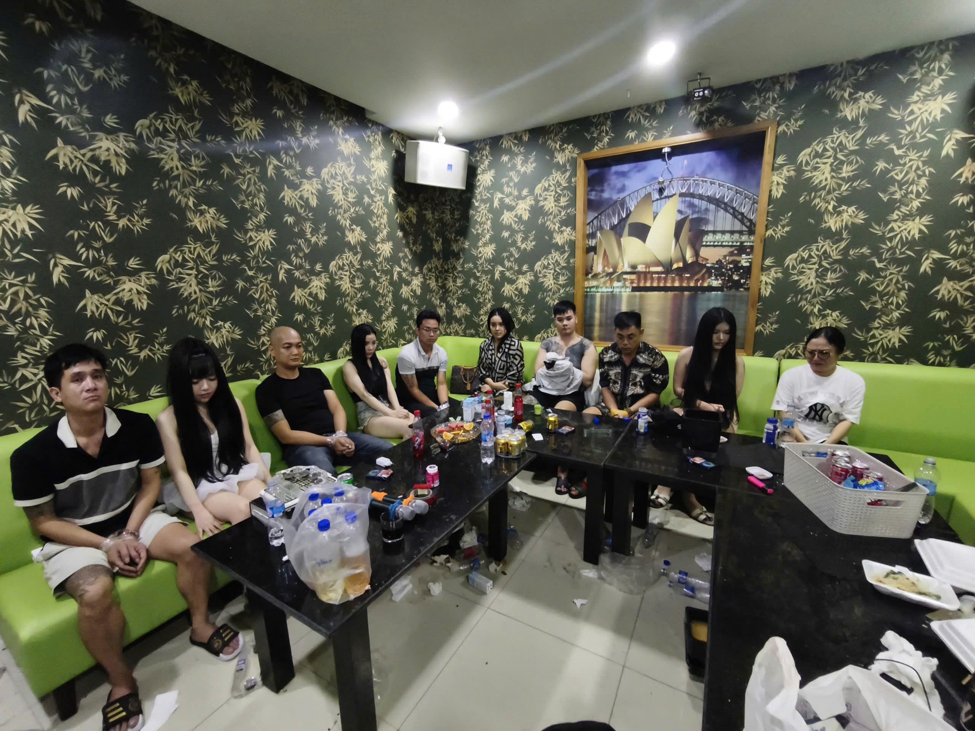Nhóm đối tượng sử dụng ma túy bị bắt tại quán karaoke Đà Nẵng - Ảnh 1.