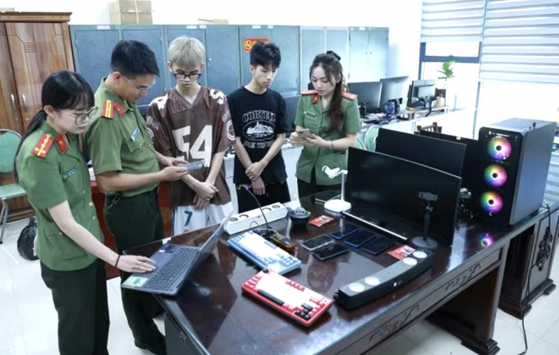 Khởi tố 2 thanh niên 19 tuổi lừa đảo trực tuyến, chiếm đoạt 15 tỷ đồng- Ảnh 1.