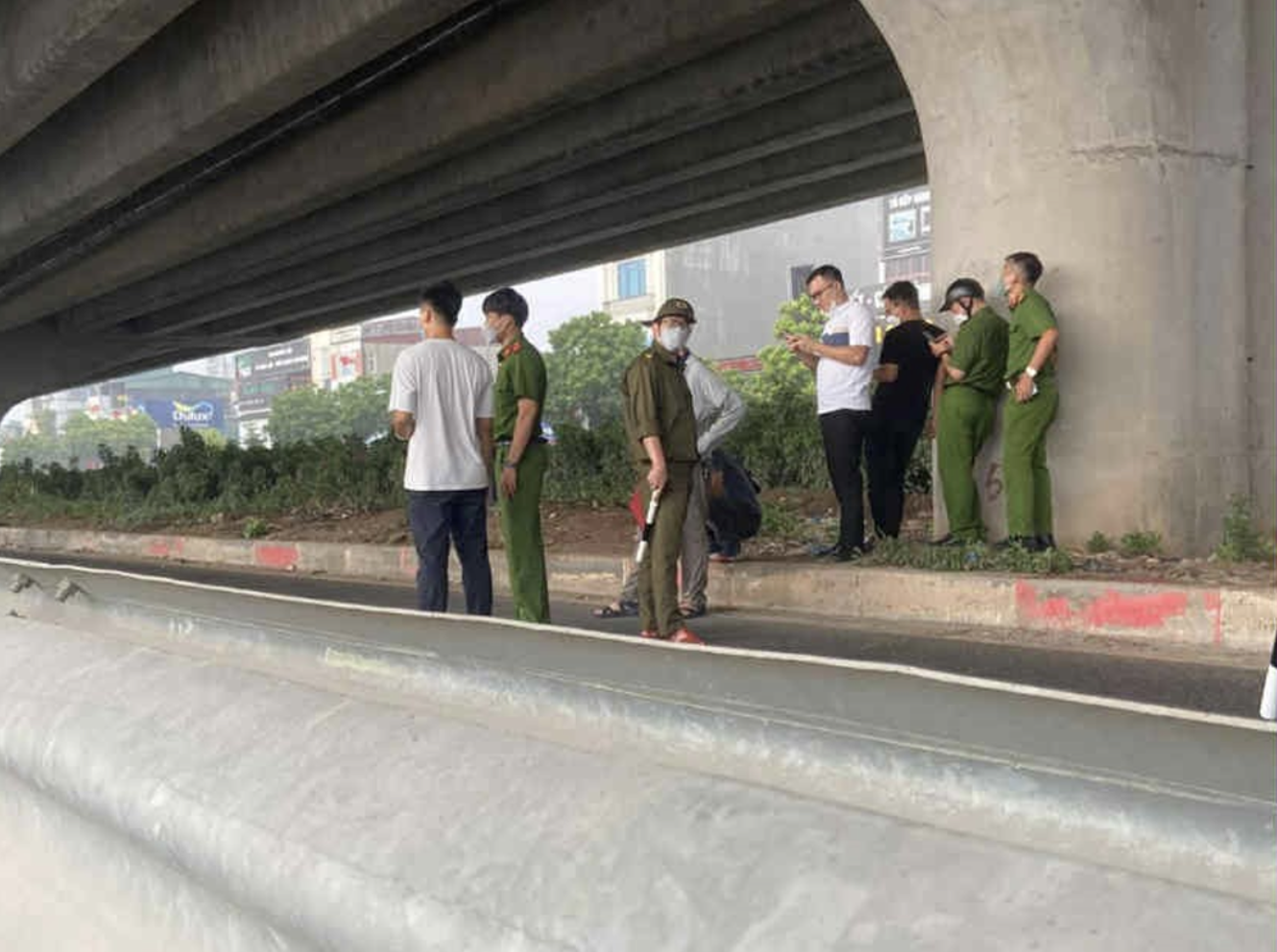 Vụ phát hiện thi thể phân hủy ở chân đường Vành đai 3: Điều tra, truy tìm danh tính nạn nhân- Ảnh 1.